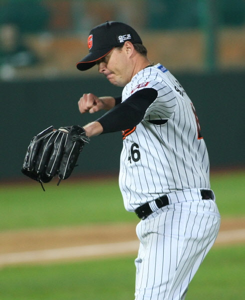 병살플레이후 기뻐하는 옥스프링